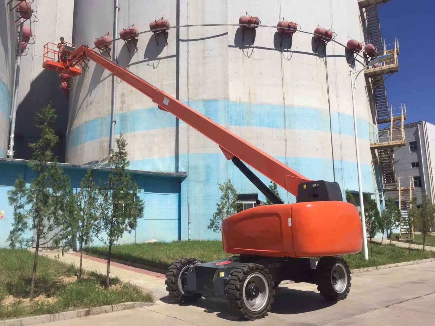 直臂式高空作業(yè)車(chē) 直臂式高空作業(yè)車(chē)